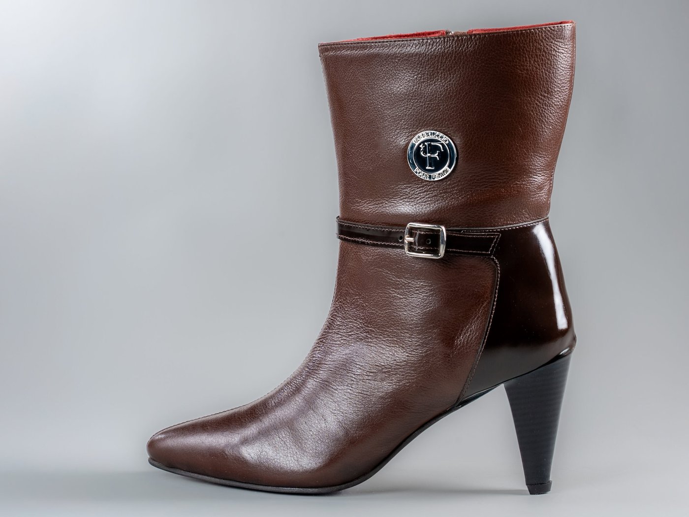 Cleopatra Brown, side profile in full-grain leather with signature logo buckle