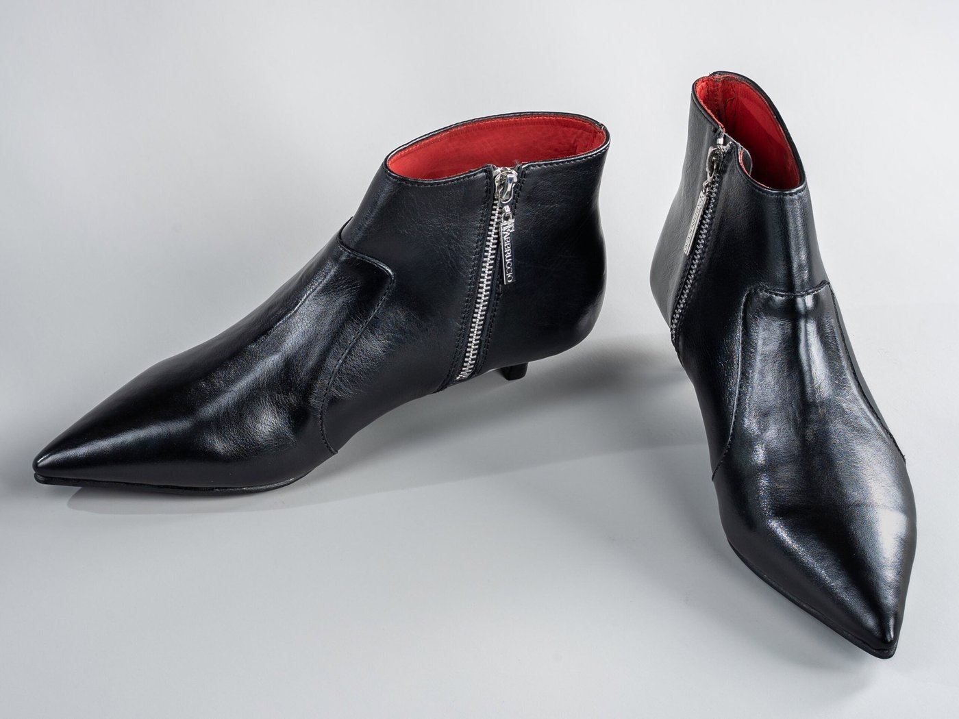 Grace Black, three-quarter view showing clean lines and cherry-red lining