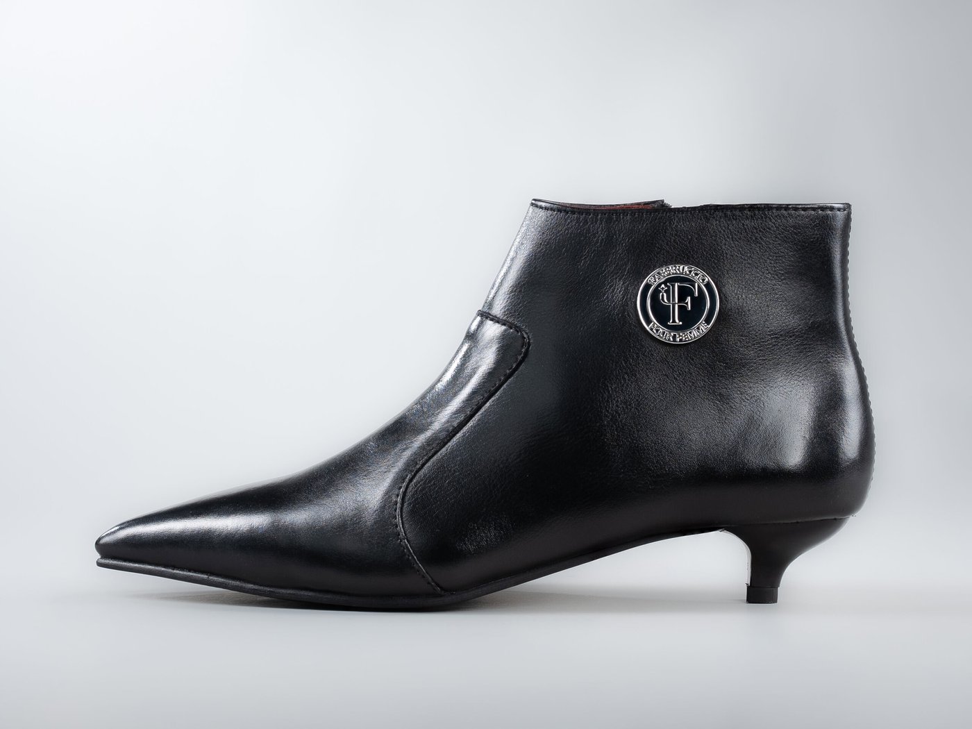 Grace Black, side profile in full-grain leather