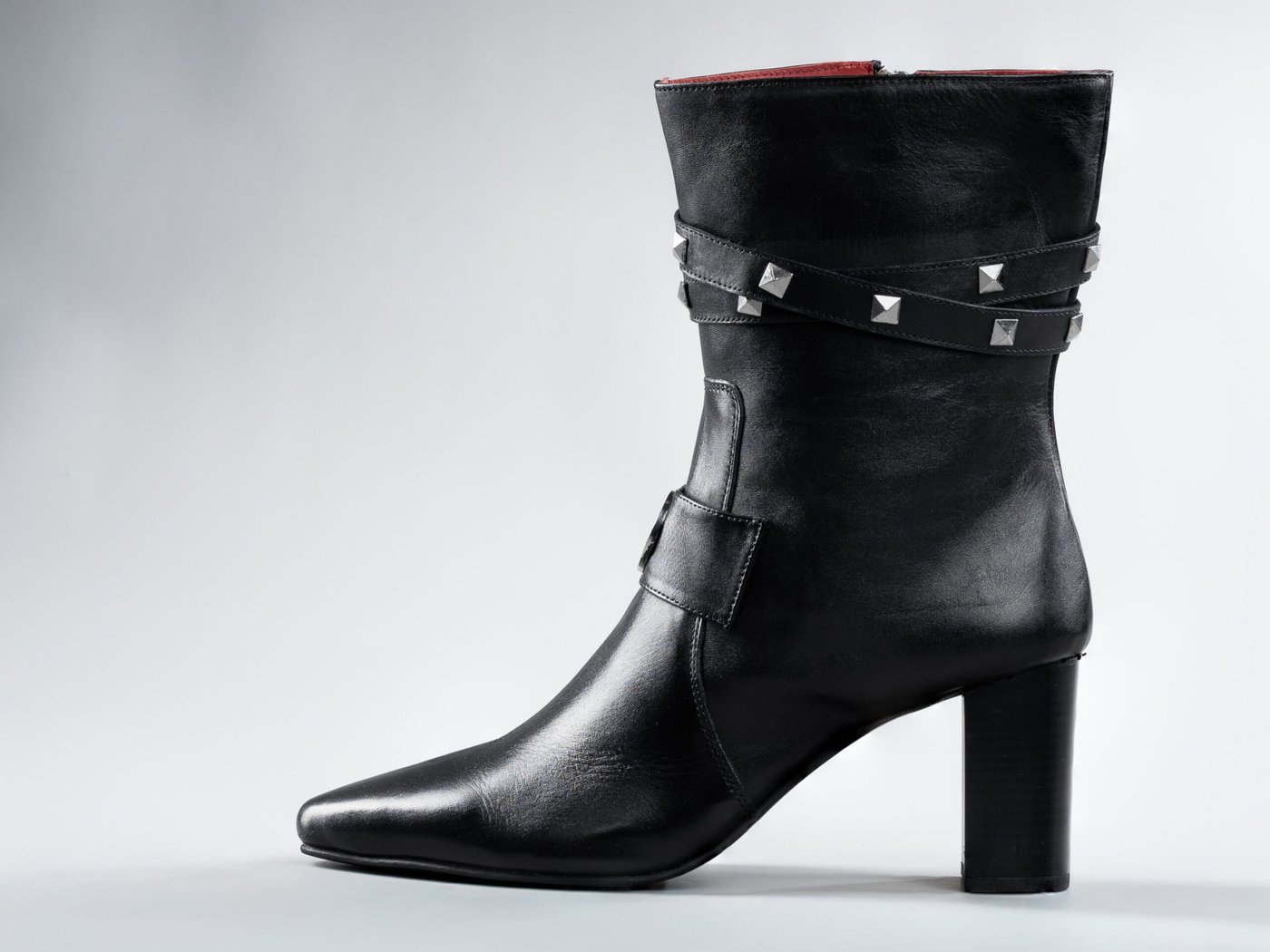 The Paris Black, side profile in full-grain leather